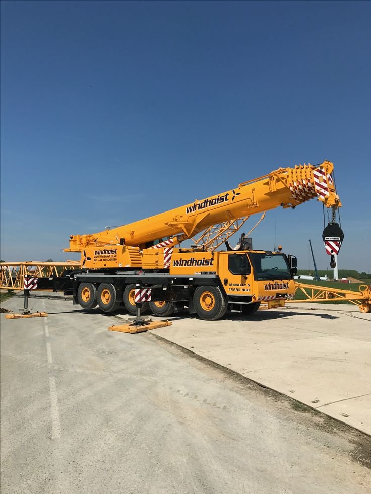 Grua movil en patio industrial