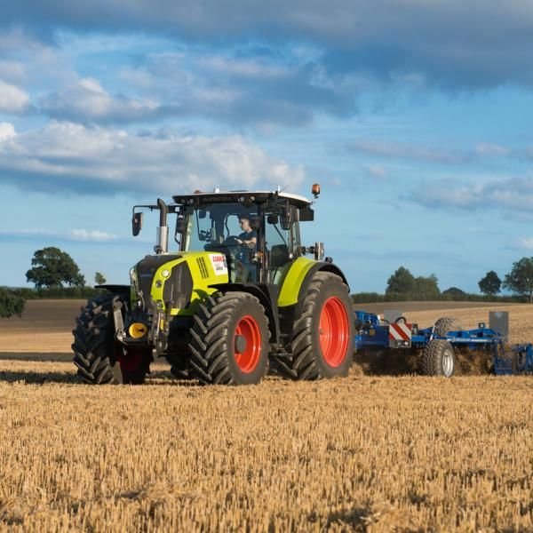Tractor trabajando en campo